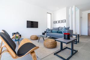 帕拉利米尼Cyan 3-Bedroom Villa in Protaras的客厅配有蓝色的沙发和桌子