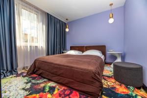 帕兰加Amsterdam Plaza Hotel & SPA的一间卧室设有一张大床和一个窗户。