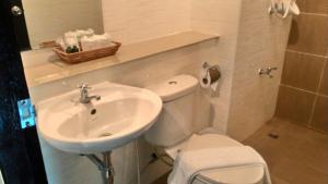 程逸府K2 Living Hotel的浴室配有白色卫生间和盥洗盆。