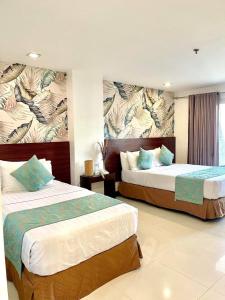长滩岛乔尼的精品酒店的酒店客房带两张床和壁画