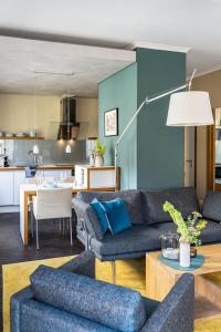罗斯托克The Green Rostock Apartment Hotel的一间带两张沙发的客厅和一间厨房