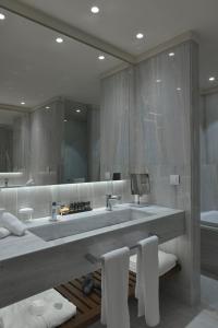 赫索尼索斯克里特高尔夫俱乐部酒店的一间带大水槽和大镜子的浴室