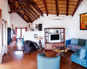 Game Lodge bordering Kruger with splash pool的休息区