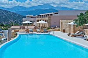 赫索尼索斯克里特高尔夫俱乐部酒店的山地酒店的一个游泳池