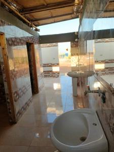 努韦巴Sinai Life Beach Camp的一间带卫生间和水槽的浴室
