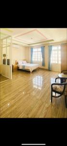 头顿Hotel Nắng的大房间,配有一张床和一张桌子