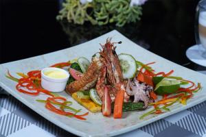 芭环礁MOONSHELL RESIDENCE的桌上一盘带螃蟹和蔬菜的食物
