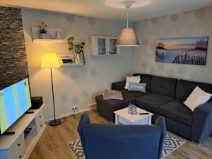LoissinHoliday Home Karli by Interhome的带沙发和电视的客厅