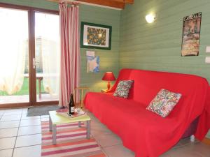 康卡勒Chalet Le Chalet - A的客厅配有红色的沙发和桌子
