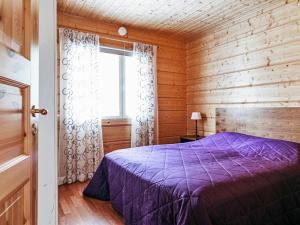 InhantehtaatHoliday Home Aapeli iso by Interhome的一间卧室设有紫色的床和窗户