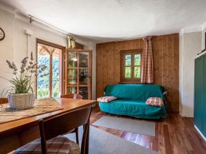 San Damiano MacraApartment Ca' Stevenot-3 by Interhome的客厅配有绿色沙发和桌子