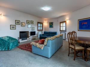 圣斯泰法诺贝尔博Holiday Home Ca' Sarun by Interhome的客厅配有蓝色的沙发和桌子
