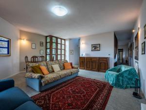 圣斯泰法诺贝尔博Holiday Home Ca' Sarun by Interhome的带沙发和地毯的客厅