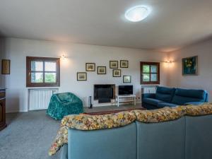 圣斯泰法诺贝尔博Holiday Home Ca' Sarun by Interhome的客厅设有蓝色的沙发和壁炉
