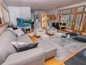库萨莫Holiday Home Koukunmaja by Interhome的客厅配有沙发、椅子和电视