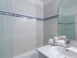 蒂涅Apartment Rond Point des Pistes-2 by Interhome的带浴缸、水槽和镜子的浴室