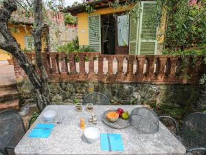 尼阿博勒皮耶韦Apartment Borgo della Limonaia-1 by Interhome的房子前面的桌子上放着一碗水果