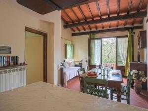 尼阿博勒皮耶韦Apartment Borgo della Limonaia-1 by Interhome的厨房以及带桌椅的起居室。