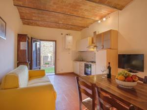 佩萨河谷塔瓦内莱Apartment Campiglia-3 by Interhome的厨房以及带沙发和桌子的客厅。