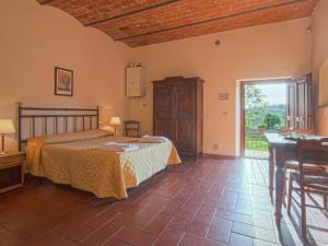 佩萨河谷塔瓦内莱Apartment Campiglia-3 by Interhome的一间卧室配有一张床、一张桌子和一个窗户。