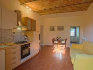 佩萨河谷塔瓦内莱Apartment Campiglia-3 by Interhome的一间配有沙发和桌子的厨房