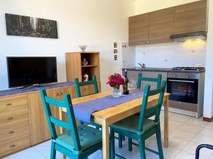 瓦达Apartment Palazzeta III-2 by Interhome的厨房配有木桌和蓝色椅子