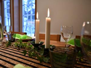 库斯塔维Holiday Home Villa ekdal by Interhome的一张桌子,上面放着两根蜡烛和酒杯