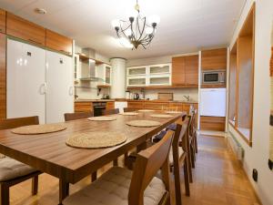 库斯塔维Holiday Home Villa ekdal by Interhome的一个带木桌和椅子的大厨房