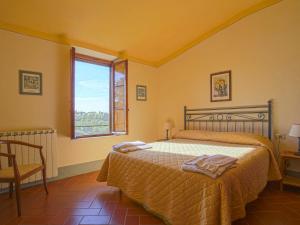 佩萨河谷塔瓦内莱Apartment Camiglia by Interhome的一间卧室设有一张床和一个窗口