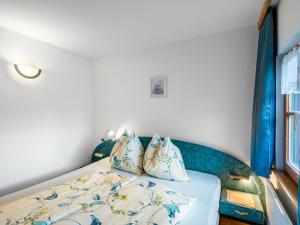 萨菲登安斯泰内嫩米尔Apartment Kitzsteinhorn by Interhome的一张带蓝色和白色床单及枕头的床