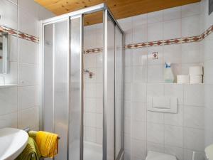 萨菲登安斯泰内嫩米尔Apartment Kitzsteinhorn by Interhome的浴室里设有玻璃门淋浴