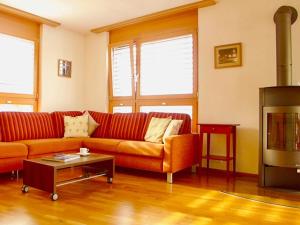 英格堡Apartment Villa Maria 33 by Interhome的客厅设有红色的沙发和壁炉