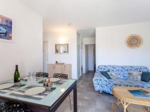 圣艾格夫Apartment Les Mas de la Mer-2 by Interhome的客厅配有桌子和沙发