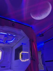 PusokBMAX SPACEPODS的天花板上设有紫色和蓝色的灯光