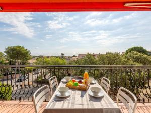 圣艾格夫Apartment Les Mimosas-1 by Interhome的阳台上的桌子上放着一碗水果