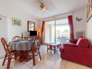 圣艾格夫Apartment Les Calanques du Parc-3 by Interhome的客厅配有桌子和红色沙发
