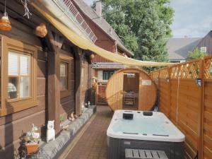 大舍瑙Holiday Home Sissi by Interhome的房屋庭院的热水浴池