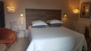 沃日讷查理豪宅住宿加早餐旅馆的卧室配有一张带两个枕头的大白色床