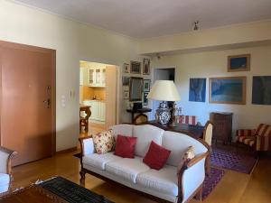 雅典Traditional And Spacious Apartment In Neo Psychiko的客厅配有带红色枕头的白色沙发