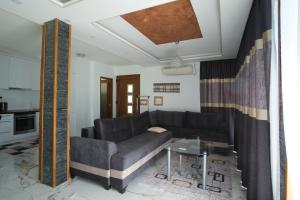 萨拉热窝Villa unforgettable的客厅配有沙发和桌子