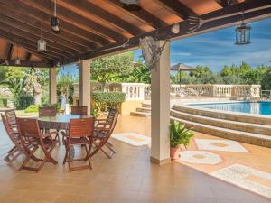 阿尔库迪亚Villa Ca na Fideu by Interhome的一个带桌椅的庭院和一个游泳池