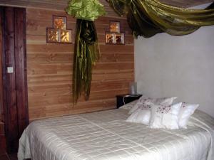 维莱费里勒卫杰苏雷维尼酒店的一间卧室配有带白色床单和枕头的床。