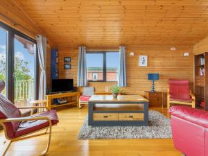 金罗斯Chalet Lodge 9 by Interhome的客厅配有沙发和桌子