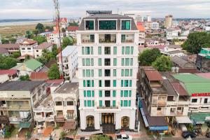 万象SureStay Hotel by Best Western Vientiane的城市中心高大的白色建筑