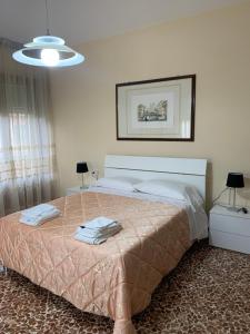 苏比亚诺切诺酒店的一间卧室配有一张带粉色毯子的大床