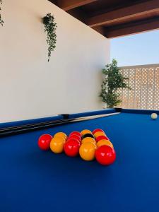 卡勒达德福斯特Beautiful Villa Grace, Caleta de Fuste的一张蓝色的台球桌,上面有五颜六色的球
