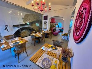 辛特拉Casalinho da Azenha - Charm House的一间带桌椅和壁炉的餐厅