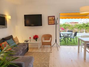 拉克鲁斯Cozy and intimate bungalow in Puerto de la Cruz的客厅配有沙发和桌子