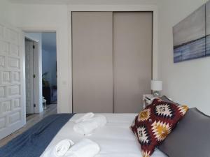 拉克鲁斯Cozy and intimate bungalow in Puerto de la Cruz的一间卧室配有一张带两个枕头的床