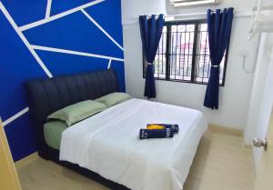 吉隆坡Cozzzzy Two Next to Axiata Arena, Bukit Jalil的卧室配有白色的床、蓝色的墙壁和窗户。